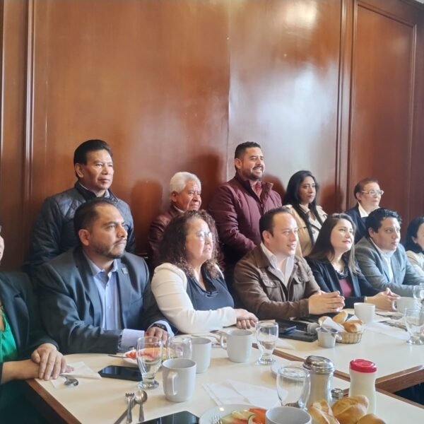 Ex regidores de Toluca respaldan continuidad de Ricardo Moreno