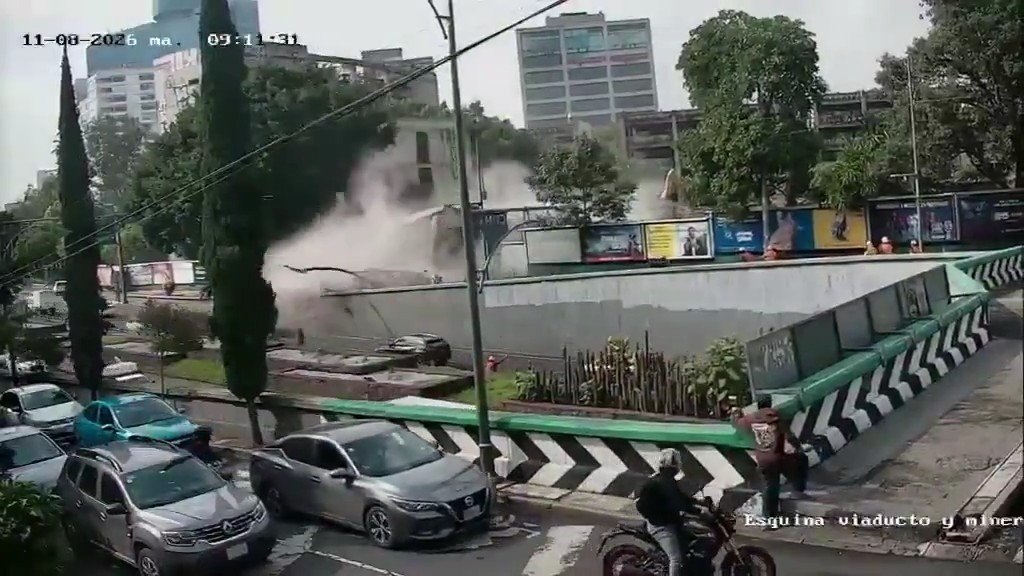 Colapsa edificio en demolición sobre el Viaducto de la CdMx. Video