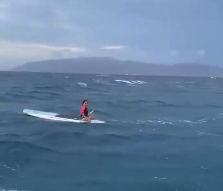 Rescatan a niña que estaba llorando y remando sola en una tabla en mar abierto en Baja California Sur. Video