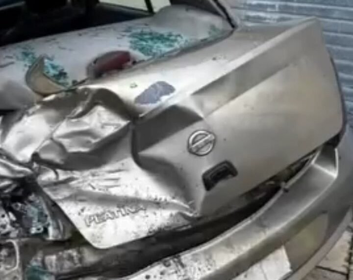 Auto termina en pérdida total tras accidente en registro sin tapa en Cacalomacán