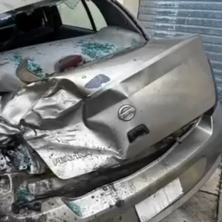 Auto termina en pérdida total tras accidente en registro sin tapa en Cacalomacán