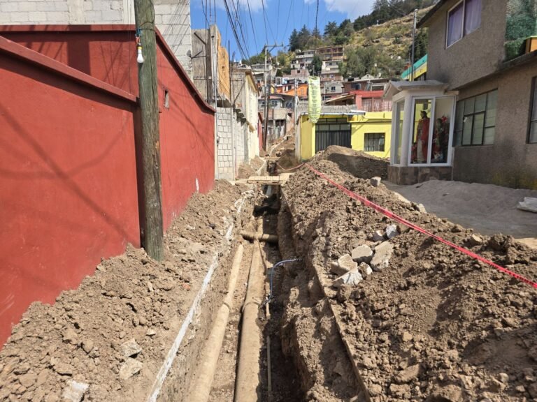 Sustituyen líneas de agua potable en Santa Cruz Atzcapotzaltongo, Toluca