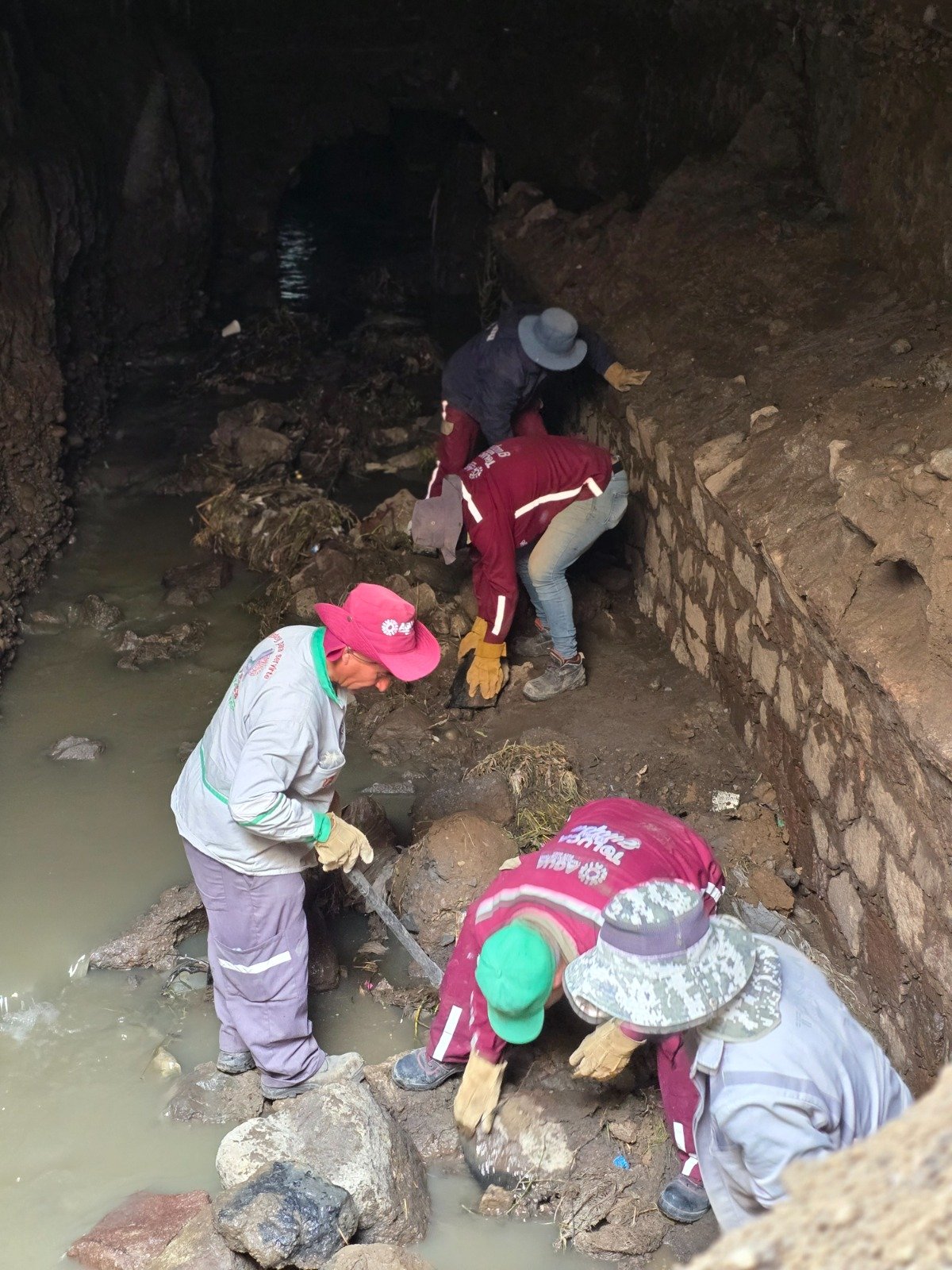 Instalan tubería de 60 pulgadas para atender socavón en Calzada del Pacífico, Toluca