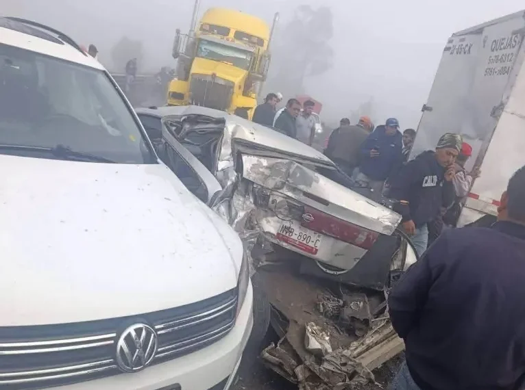 Neblina provoca carambola en la Toluca-Zitácuaro; varios heridos