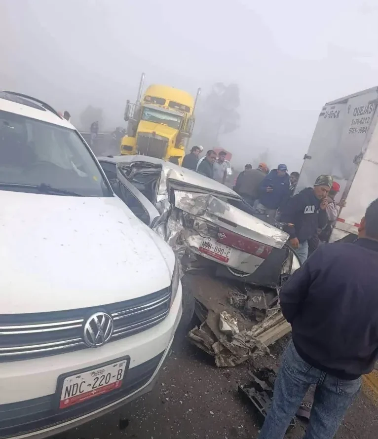 Neblina provoca carambola en la Toluca-Zitácuaro; varios heridos