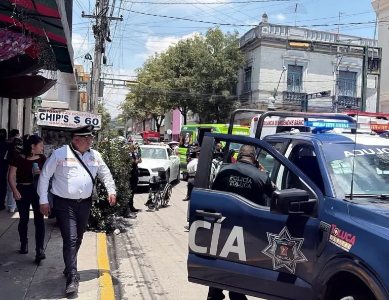 Ministerial se pasa el alto y atropella a tres peatones en el Centro de Toluca; uno iba en silla de ruedas