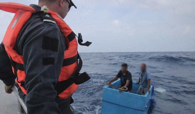 Rescatan a dos pescadores que llevaban 5 días flotando en una hielera a 240 km de Chiapas