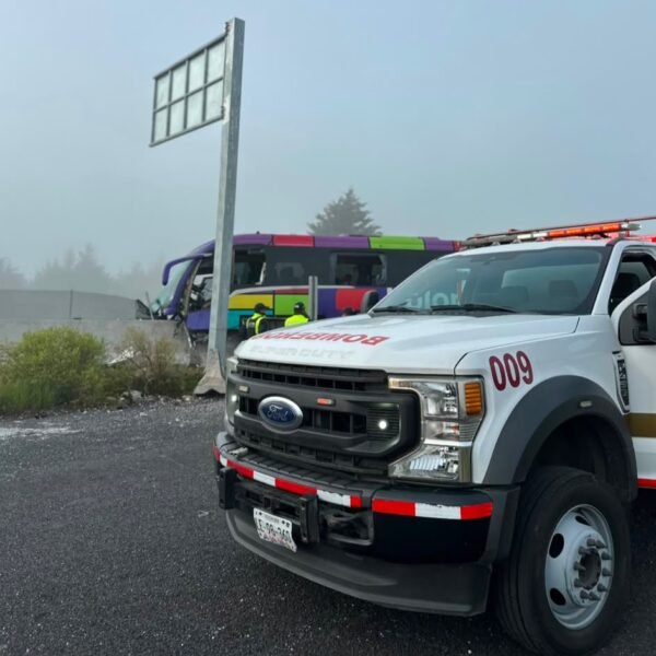 OJO: Fuerte accidente de autobús deja 33 personas lesionadas en #Atlacomulco
