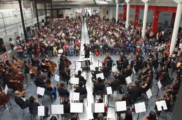 Concierto de la OFiT reúne a cerca de mil personas previo a las Fiestas Patrias en Toluca