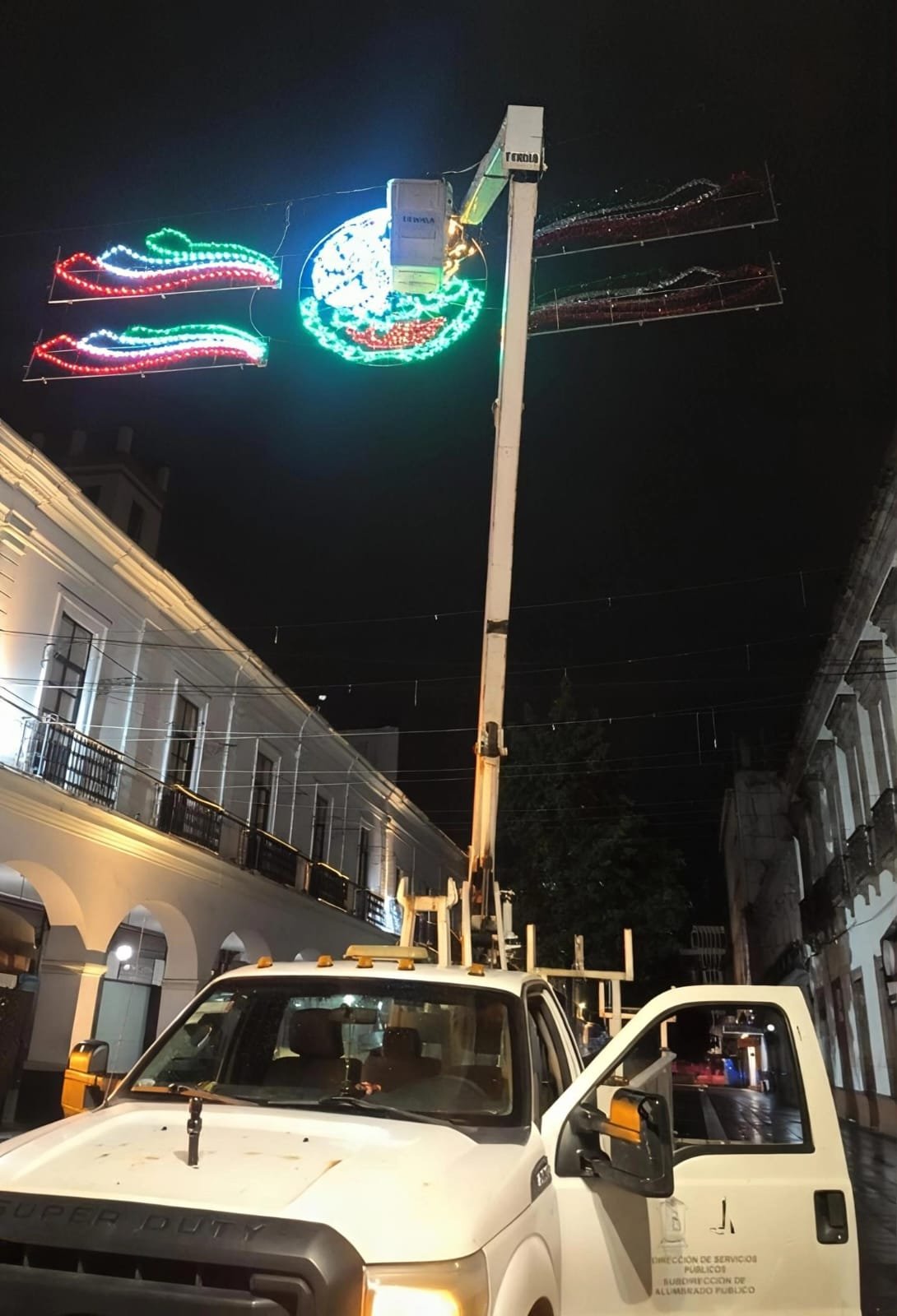 Toluca instala 189 adornos patrios en plazas, puentes y avenidas