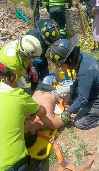 Rescatan a hombre que cayó a un pozo de 10 metros en Tlachaloya, Toluca