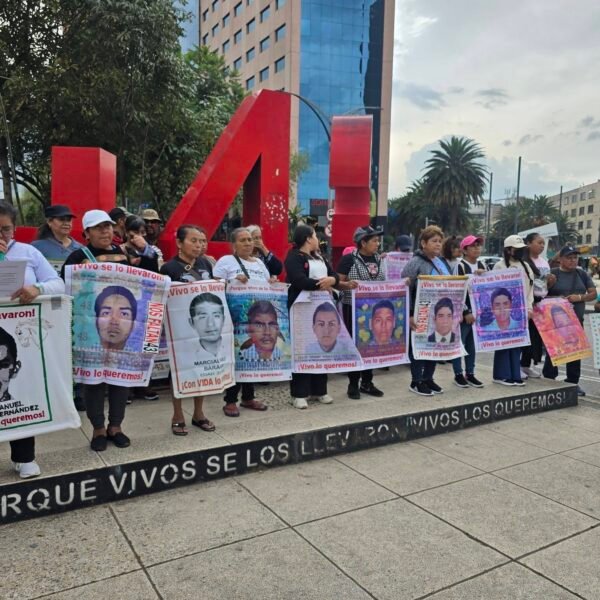 Madres y padres de los 43 normalistas de Ayotzinapa rechazan información no verificada sobre hallazgos de restos y piden rigor en la difusión de datos