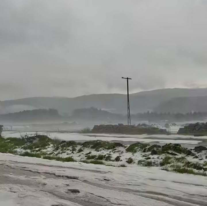 Granizada cubre de blanco la México-Toluca a la altura de La Marquesa