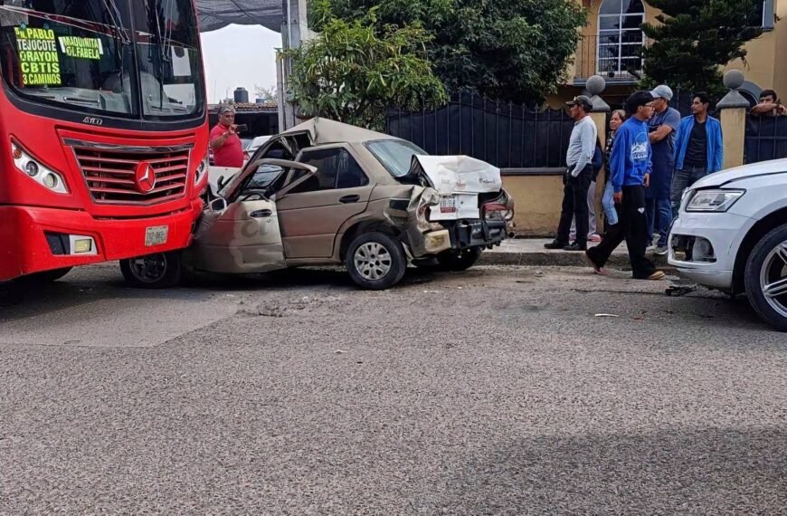 Fuerte accidente de autobús en San Pablo Autopan, Toluca