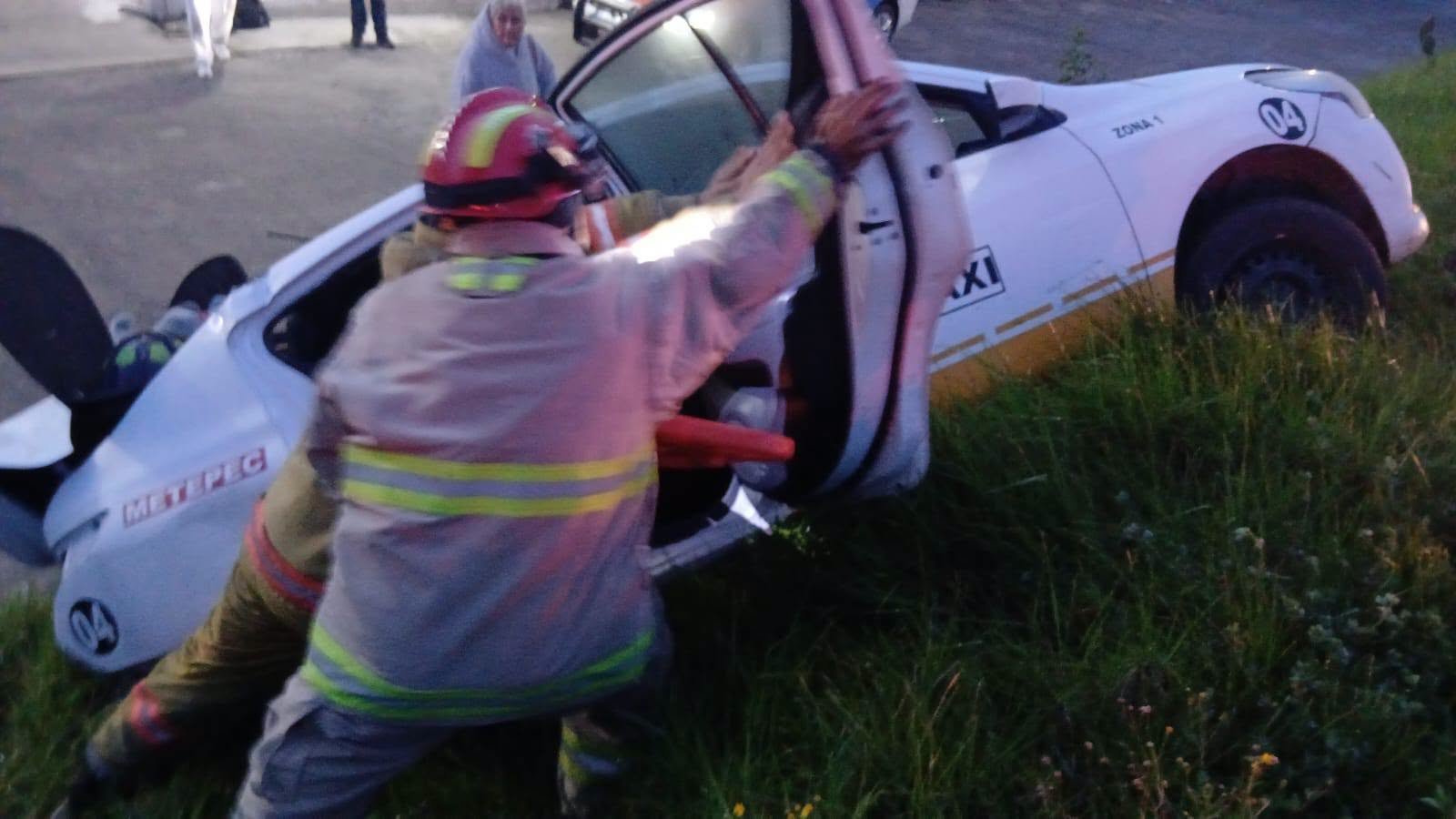 Rescatan a persona prensada tras volcadura en Metepec