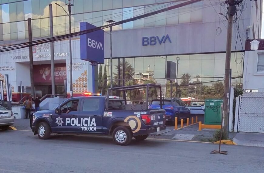 Asaltan a cuentahabiente cerca de BBVA en Toluca; escapan con casi un millón de pesos