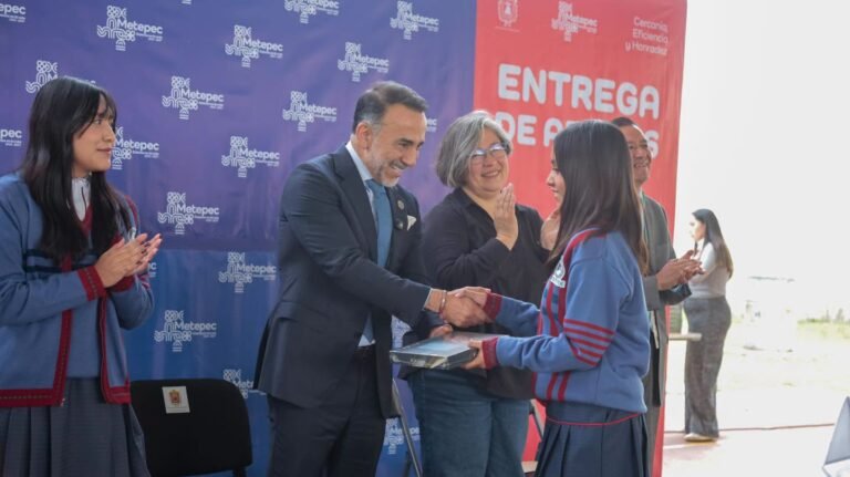 Metepec entrega tabletas a estudiantes del CECyTEM