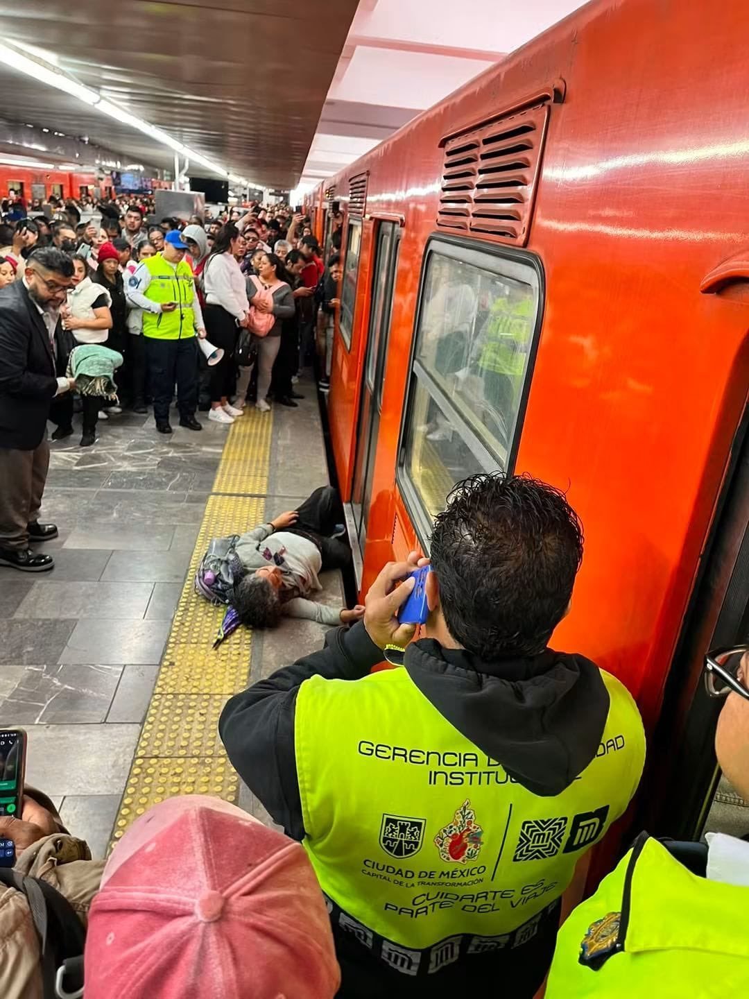 Mujer queda con el pie atrapado entre andén y vagón en Metro Pantitlán