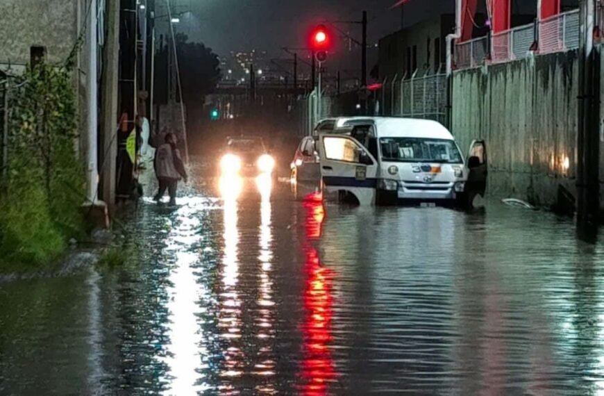 Seis personas pierden la vida tras quedar atrapadas en una combi durante inundación en Tultitlán