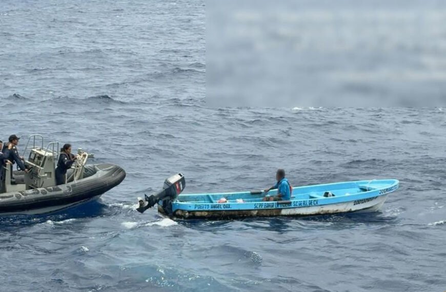 Rescatan a pescador que permaneció ocho días a la deriva al sur de Huatulco