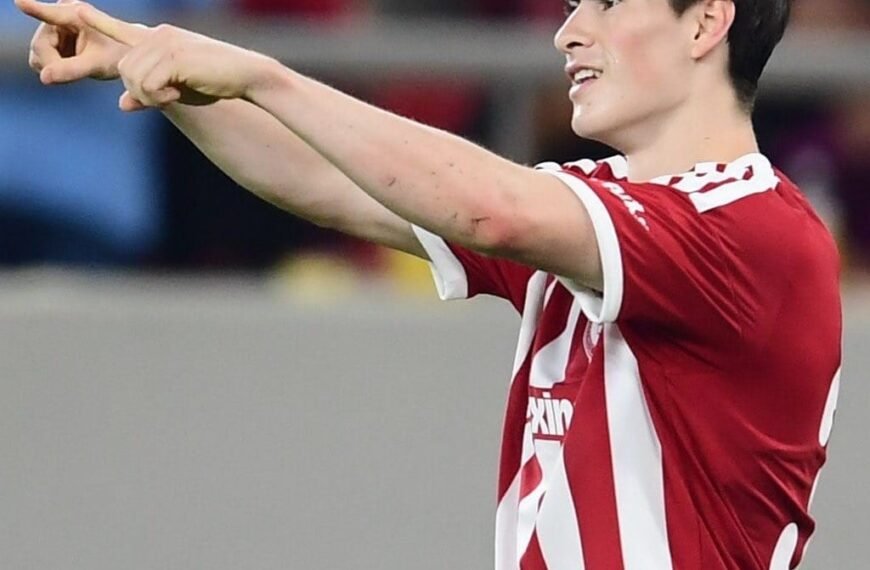 Hormiga González ovacionado tras doblete y asistencia en su primer partido de local con Olympiacos