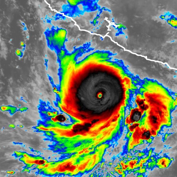 ÚLTIMA HORA: Huracán Polo alcanza categoría 4 y se intensifica frente al suroeste de México