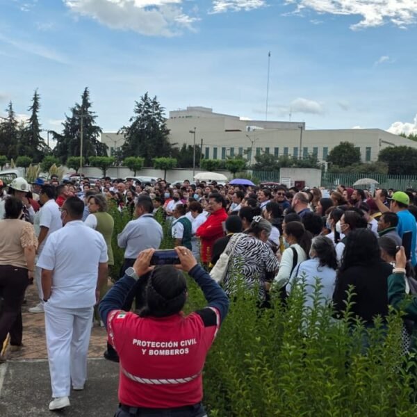 Evacúan a 980 personas del Hospital Adolfo López Mateos de Toluca tras fuga de gas