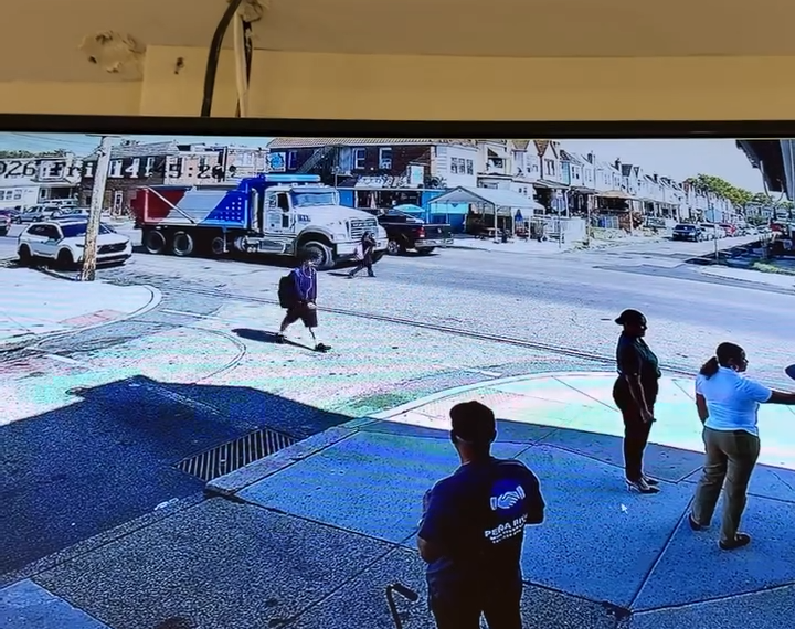 Por ir mirando el celular, adolescente queda atrapada bajo un camión; sale ilesa. Video