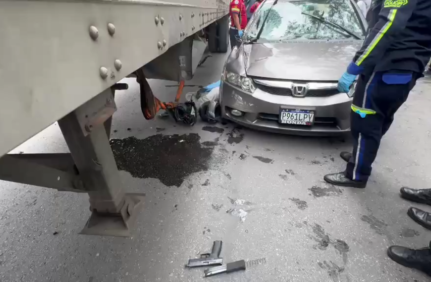 Conductor aplasta a asaltantes en moto que le dispararon
