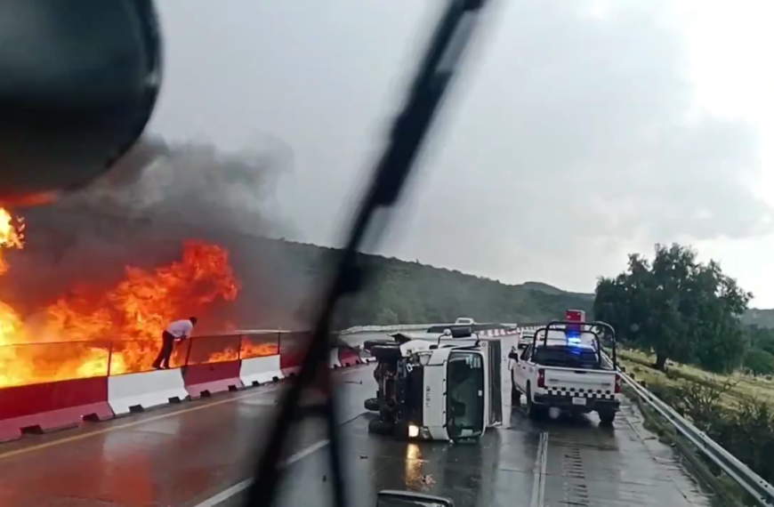 Tráiler en llamas pasa a centímetros de un hombre durante aparatoso accidente en el Arco Norte