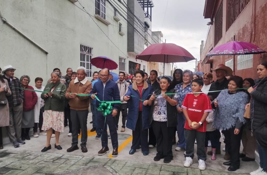 Entrega Manuel Vilchis rehabilitación de la calle 5 de Mayo en Zinacantepec