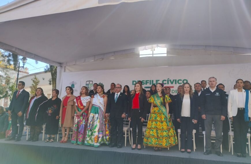 Preside Manuel Vilchis desfile por el 216 Aniversario de la Independencia de México en Zinacantepec