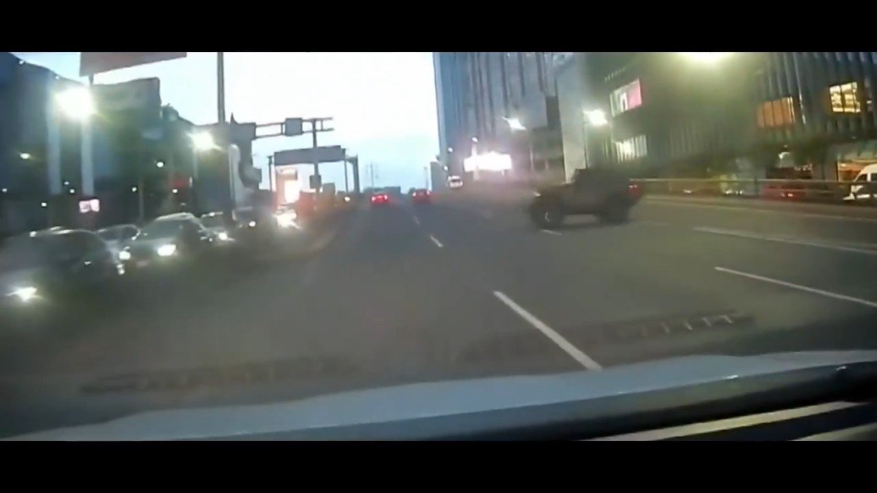 Mujer pide ayuda para identificar a sujeto que la embistió en Naucalpan. Video