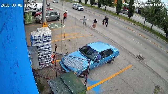 Trabajador evita que una niña que salió corriendo a avenida sea atropellada. Video
