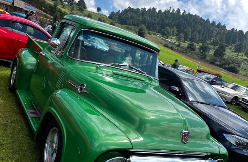 Cerca de 200 autos clásicos toman el Centro Histórico de Toluca en exhibición con causa