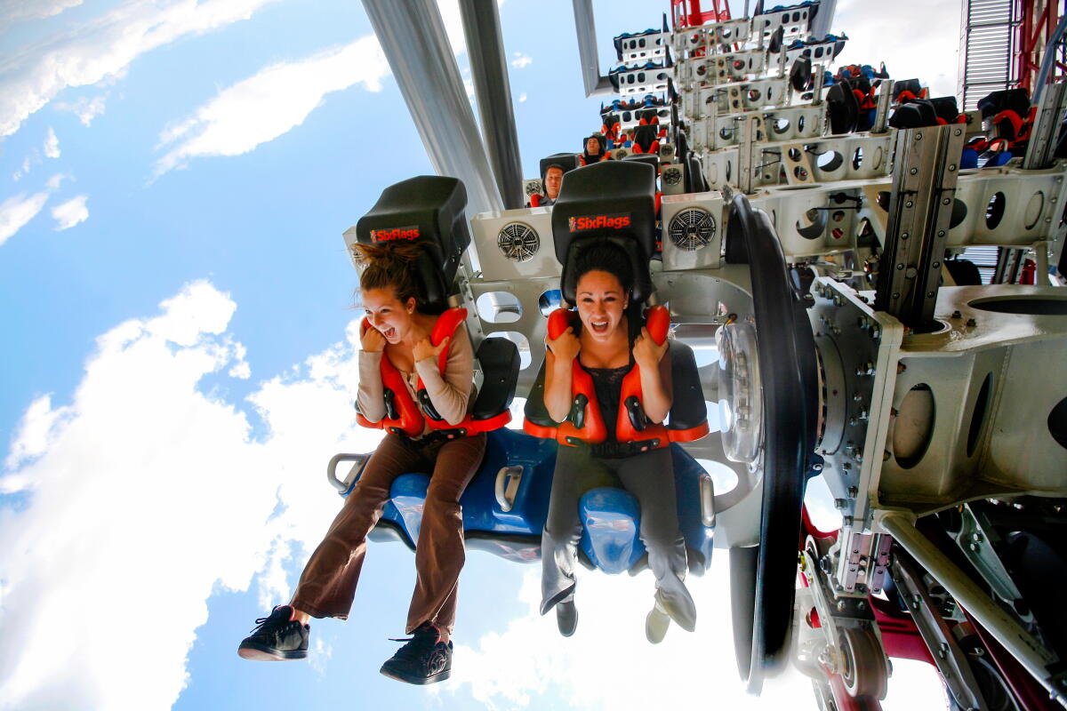 Así era X2, la montaña rusa de Six Flags que acaban de cerrar tras documentarse muertes y lesiones cerebrales. Video