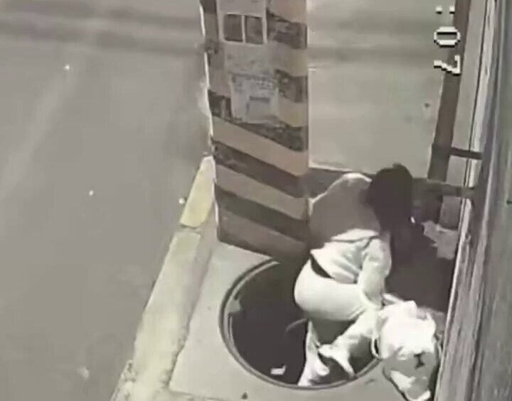 Joven cae en registro sin tapa en Puebla; iba mirando el celular