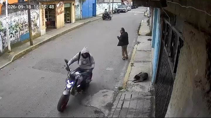 Video muestra momento en que motorratón despoja de celular a adulto mayor en Huixquilucan