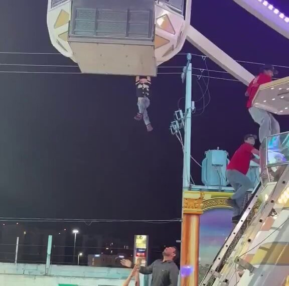 Menor queda colgado de rueda de la fortuna en plena Feria de Torreón; lo rescatan ileso. Video