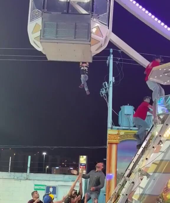 Menor queda colgado de rueda de la fortuna en plena Feria de Torreón; lo rescatan ileso. Video