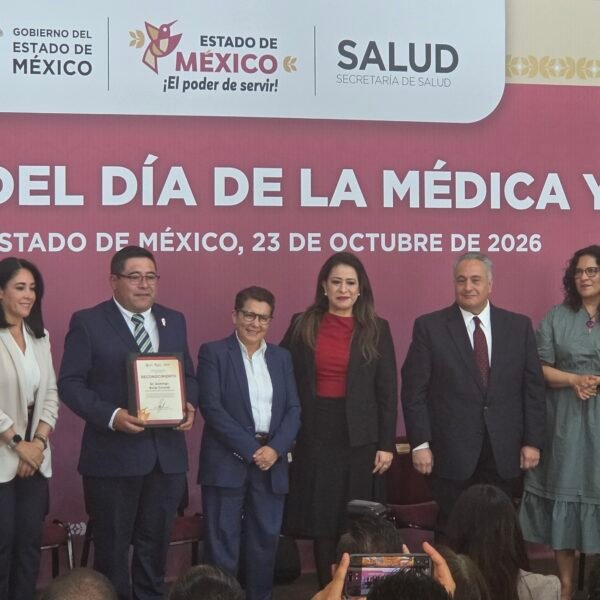 Reconocen en Edoméx a médicos destacados por su labor en el sector salud