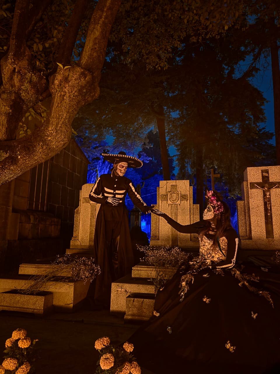 Recorridos nocturnos en el Panteón de la Soledad reúnen historia y leyendas durante el Alfeñique 2026