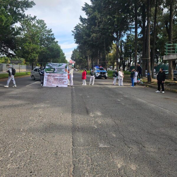 Continúan bloqueos de trabajadores del IMSS en el Valle de Toluca; exigen aumento del 10% y rechazan propuesta del 6.8%