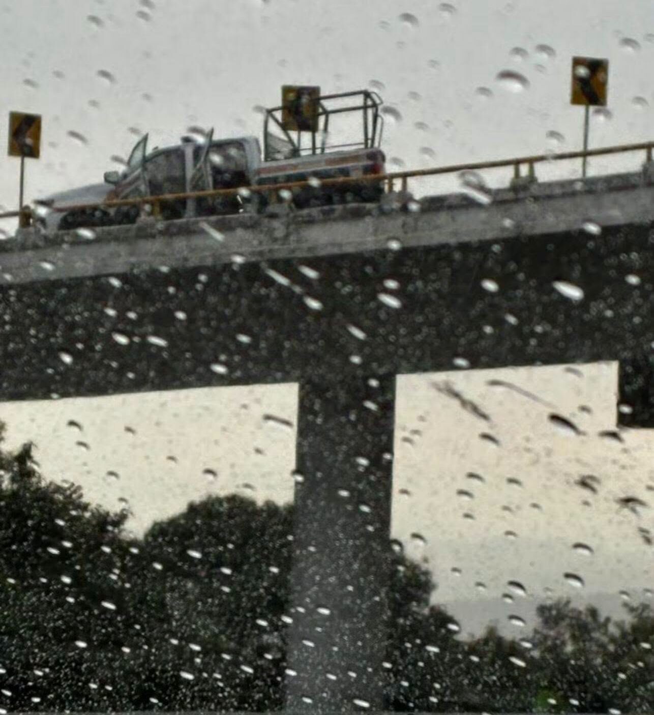Policías caen de un puente tras accidente en la México-Cuernavaca; dos muertos y tres heridos