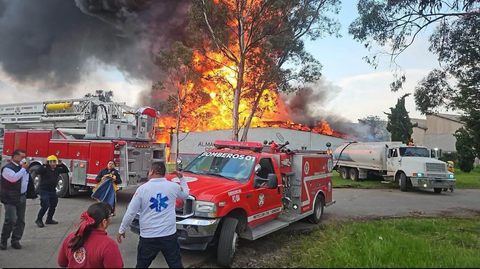 Fuerte explosión e incendio en instalaciones de IUSA en Jocotitlán