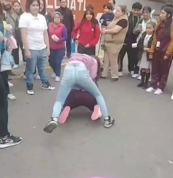 Videos exhiben brutal golpiza entre alumnas de secundaria en Ecatepec; familiares justifican agresión