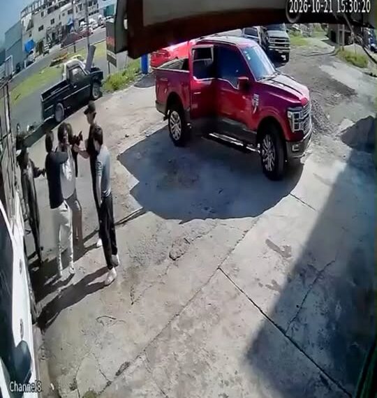 Captan robo de equipo fotográfico a joven en Atlacomulco; escaparon en camioneta roja