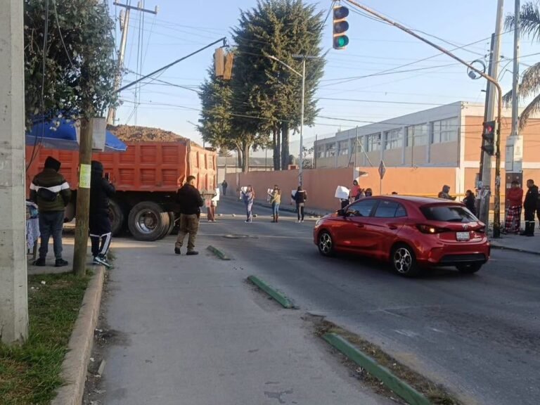 Bloqueos afectan la circulación en dos puntos de Metepec