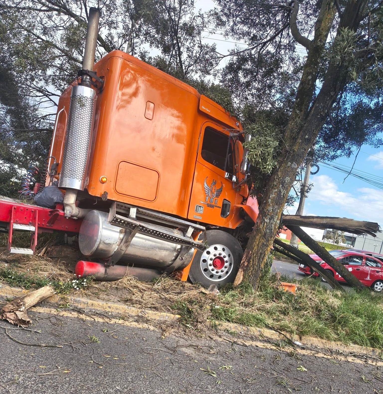 Tráiler choca contra automóvil y derriba un árbol cerca del Aeropuerto de Toluca