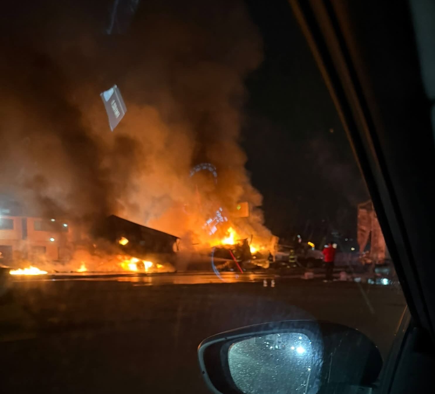 Tráiler choca contra unidades estacionadas y provoca incendio en la México-Toluca 